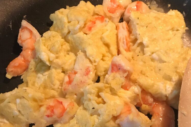 Huevos revueltos con camarones en una sartén
